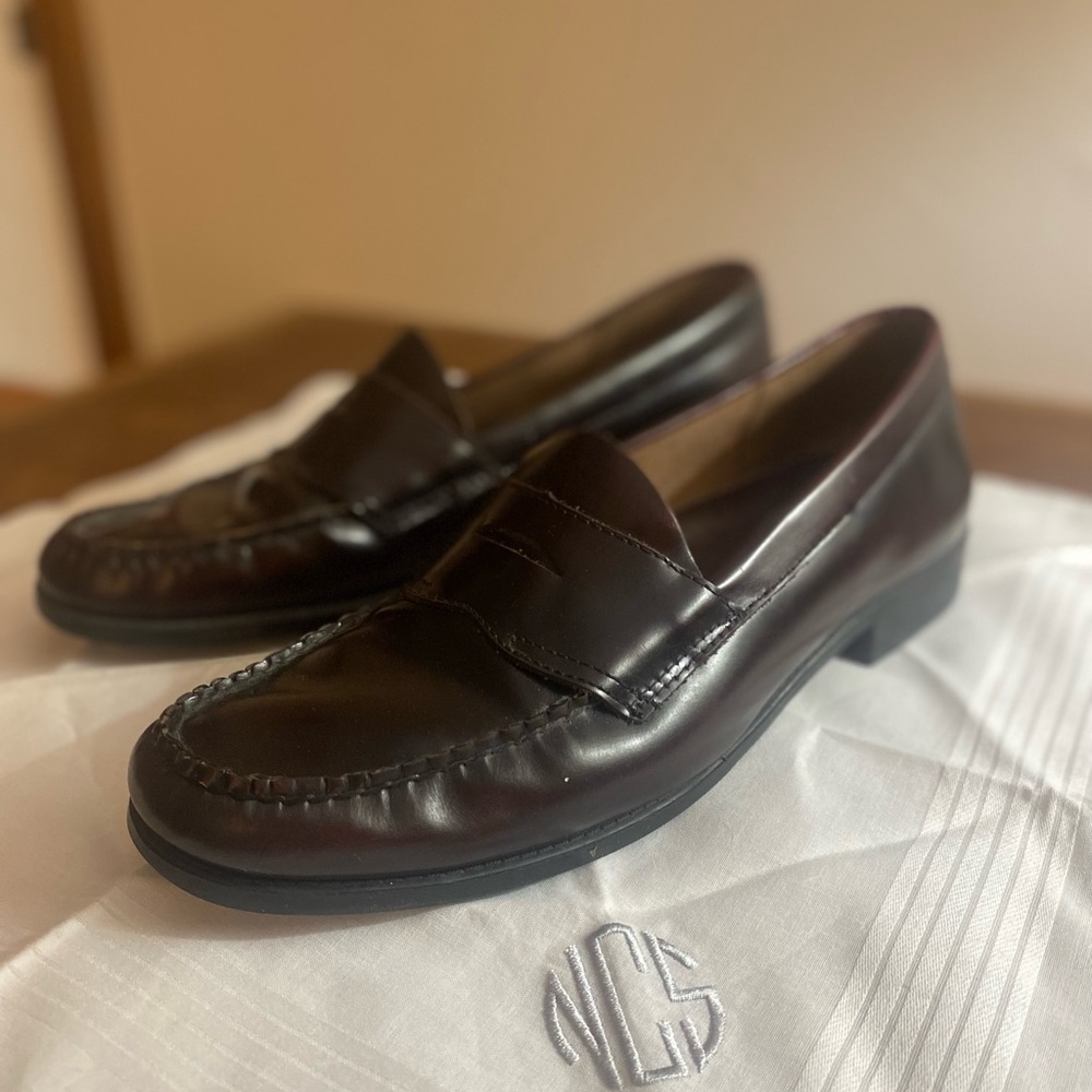 Bass Women’s burgundy penny loafer weejun size 9.5 M